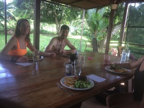 Outdoor dining - Puerto Pilon Pavones (Puerto Pilon)