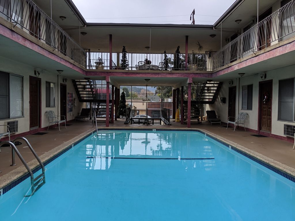 60's Modern, Mountain Views, Pool, Near Studios and All L.A. Attractions! Apt 14