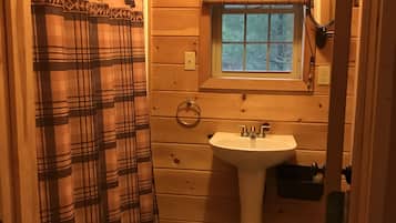 Ensemble douche/baignoire, serviettes fournies, papier toilette