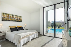 3 chambres, coffre-fort, bureau, fer et planche à repasser