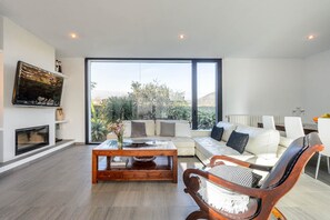 Een televisie en een open haard