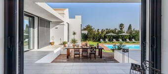 Villa de arquitectura moderna llena de luz, ideal para amantes del minimalismo