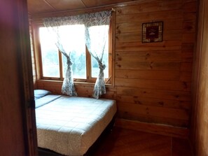 3 bedrooms, in-room safe, iron/ironing board, bed sheets