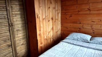 3 bedrooms, in-room safe, iron/ironing board, bed sheets