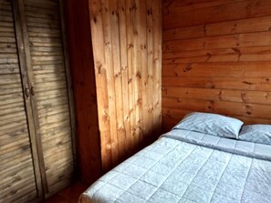 3 bedrooms, in-room safe, iron/ironing board, bed sheets