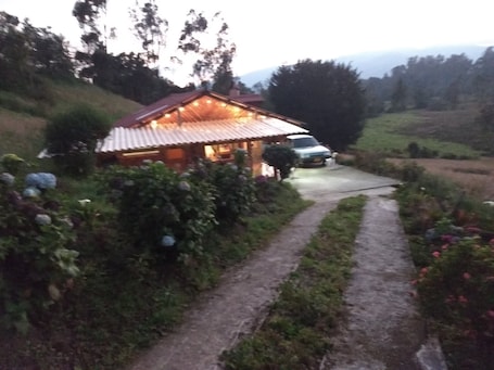 Property grounds. Casa la Kocha (Rural Cabin / Hostal / Cottage in Laguna de la Cocha)