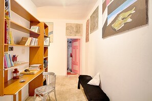 Decoración personalizada, muebles diferentes y wifi gratis