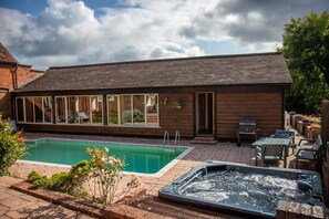 Seasonal outdoor pool - Churchlands (Bromyard)