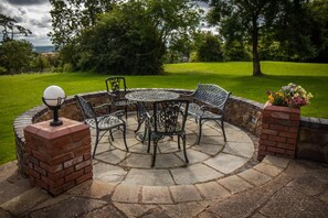 Outdoor spa tub - Churchlands (Bromyard)