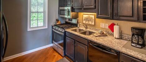 冰箱、微波炉、烤箱、炉灶