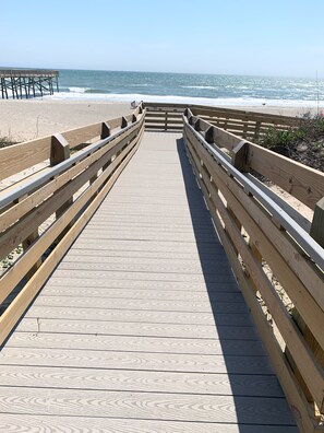 Playa en los alrededores y camastros 