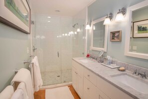 Combined shower/bathtub, hair dryer, towels - Sprawling Mountainside Home in Quiet Community (Blowing Rock)