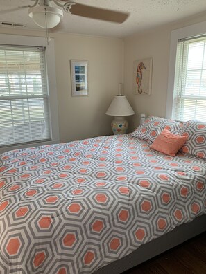 2 slaapkamers, een strijkplank/strijkijzer, reisbedje, wifi