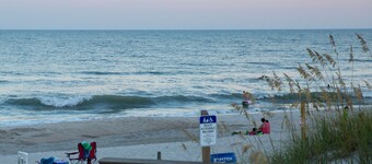 Lake Waterfront Cottage, a short walk to the Beach, Boardwalk