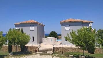 Vista frontal de la propiedad