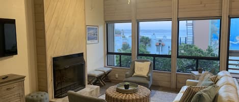 Smart TV, fireplace