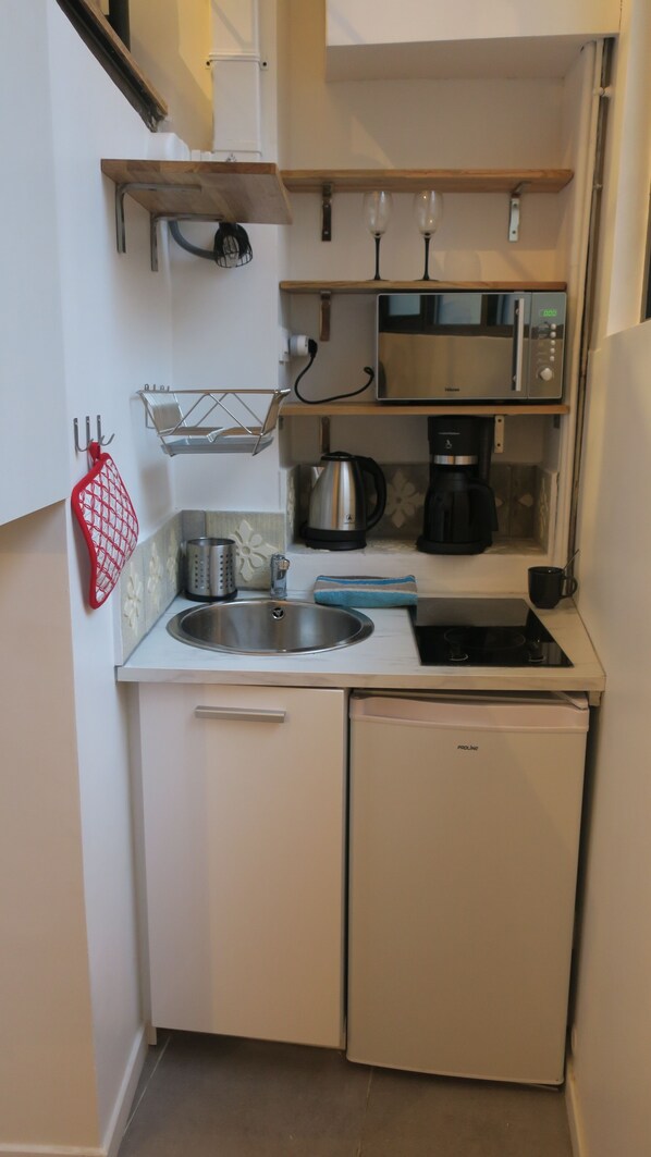 冰箱、微波炉、烤箱、炉灶