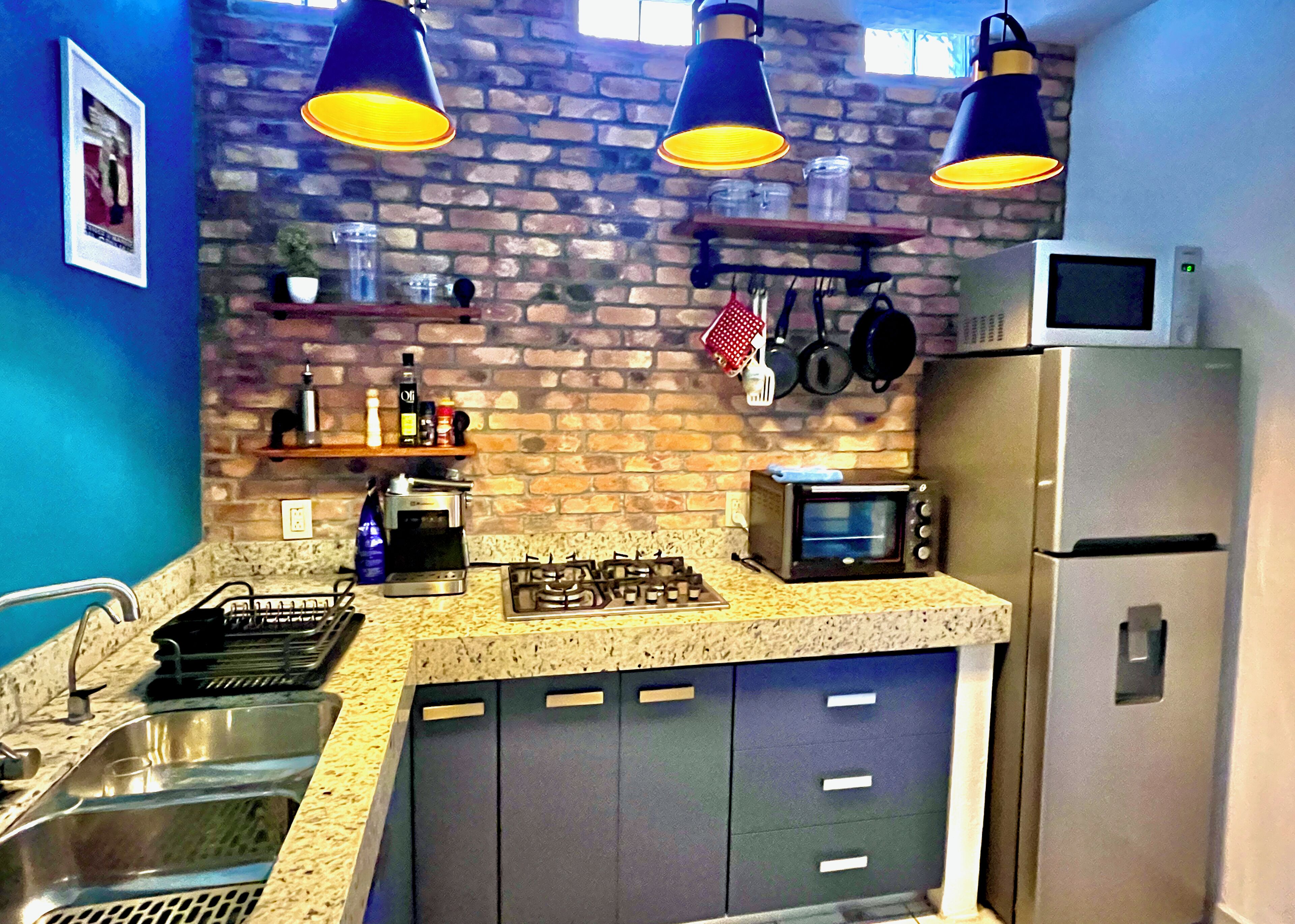 Réfrigérateur, micro-ondes, four, plaque de cuisson