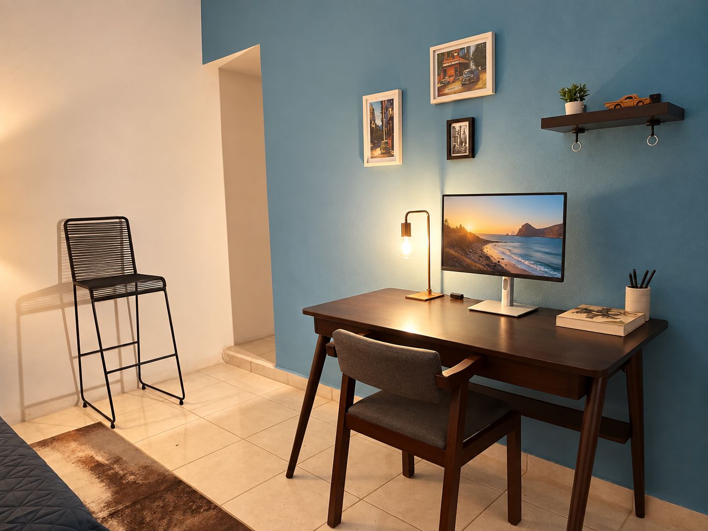 Een moderne werkruimte met een bureau, stoel, computer monitor en wandplanken.