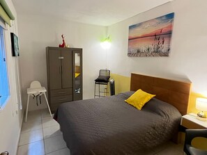 3 Schlafzimmer, Schreibtisch, schallisolierte Zimmer