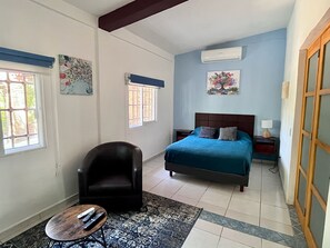 3 makuuhuonetta, työpöytä, äänieristys, silitysrauta/-lauta