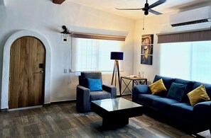 TV connectée, espaces bureaux, écrans d'ordinateur