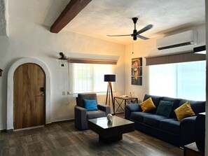 TV connectée, espaces bureaux, écrans d'ordinateur