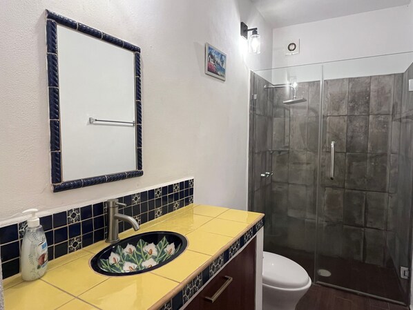 Suihku, hiustenkuivaaja, pyyhkeet, vessapaperi