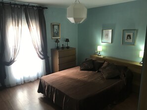 2 habitaciones, escritorio y tabla de planchar con plancha 