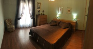 2 Schlafzimmer, Schreibtisch, Bügeleisen/Bügelbrett, Reisekinderbett