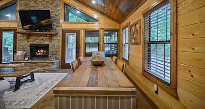 THE LANDING is a Well Appointed Cabin! Perfect location!!