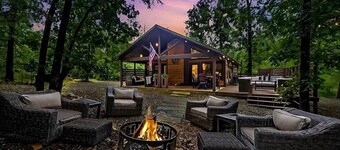 THE LANDING is a Well Appointed Cabin! Perfect location!!