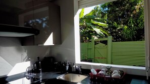 Een koelkast, een magnetron, een oven, een kookplaat