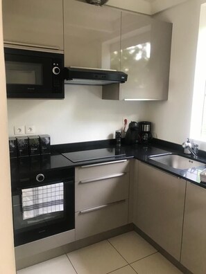 Refrigerador, microondas, horno, placa de cocina