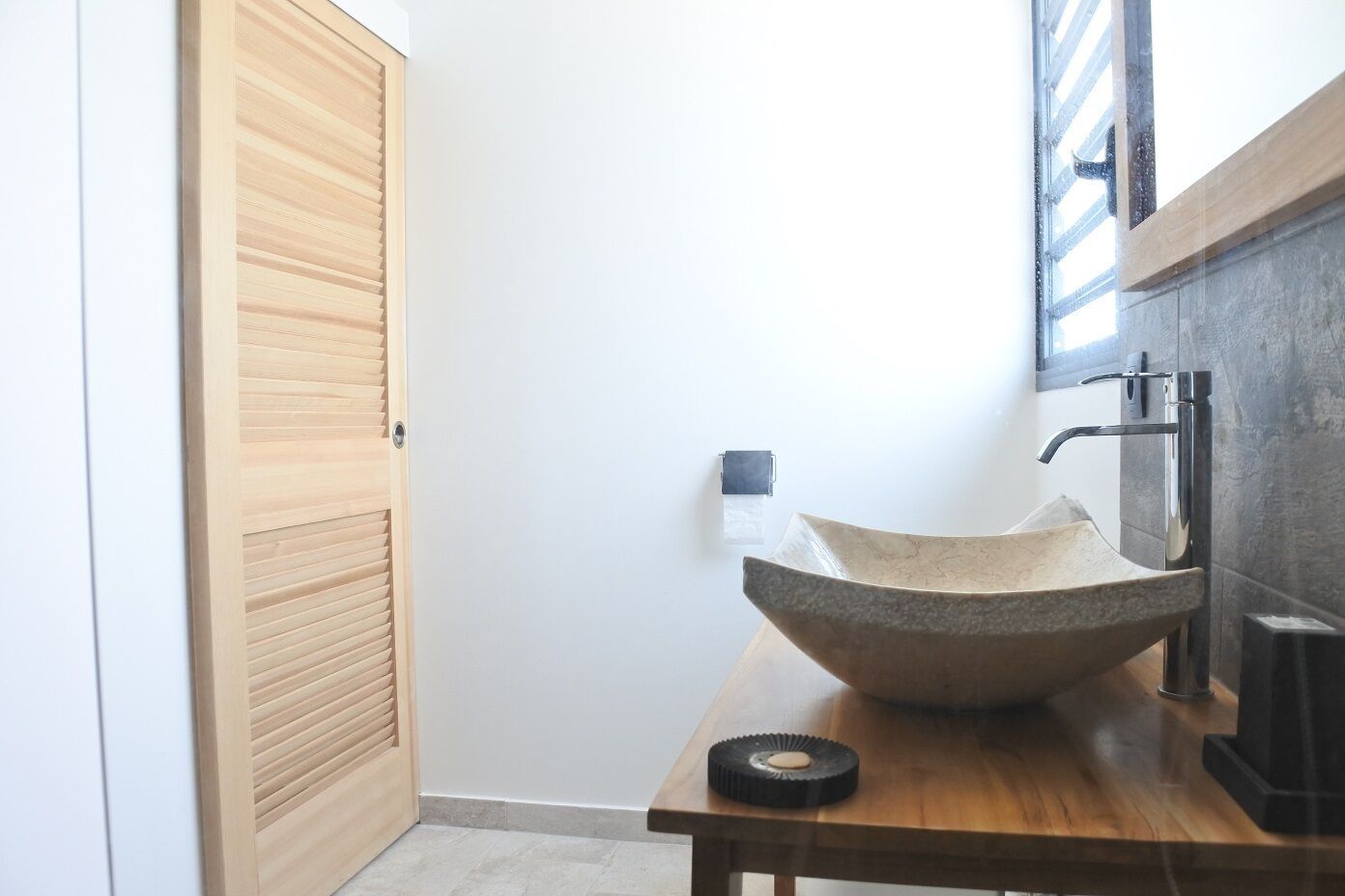 ヘアドライヤー、トイレットペーパー