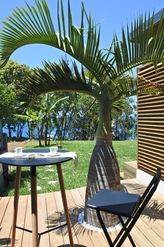 Vacoas Studio: 2 people feet in the water in Manapany-les-Bains