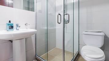 Family Suite | Bathroom | Free toiletries, hair dryer, towels, soap