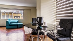 Suite – executive, 1 queensize-seng | Oppholdsområde | Flatskjerm-TV