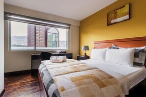 雙人房, 1 張加大雙人床, 共用浴室 | 筆電工作空間、隔音、熨斗/熨衣板、免費無線上網