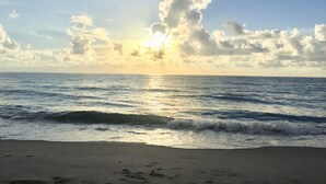 Una playa con olas y cielo despejado.