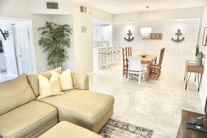 TV - • The Coastal Haven • Walk To Beach! • REMODELED • (Jupiter)