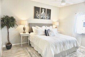 2 bedrooms, WiFi, bed sheets - • The Coastal Haven • Walk To Beach! • REMODELED • (Jupiter)