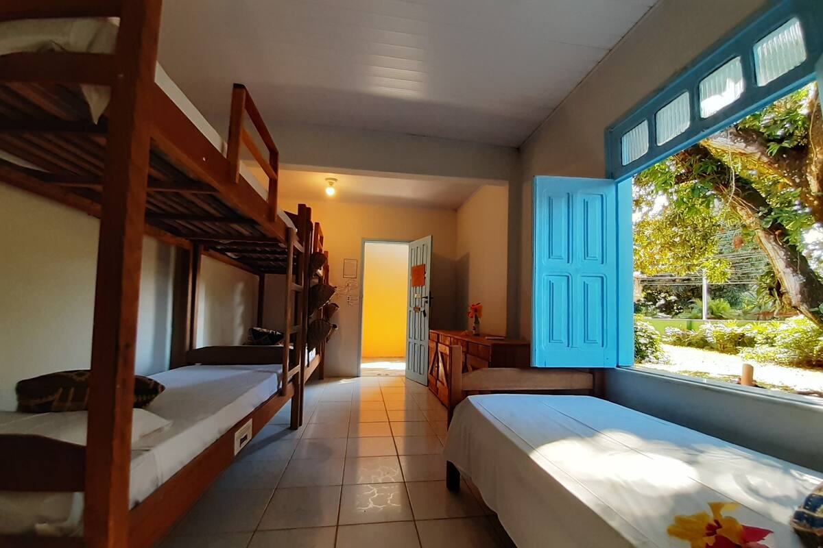 Slaapzaal, alleen voor vrouwen | 1 slaapkamer, een strijkplank/strijkijzer, gratis wifi, beddengoed