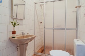 Double Room with Balcony | Een strijkplank/strijkijzer, gratis wifi, beddengoed