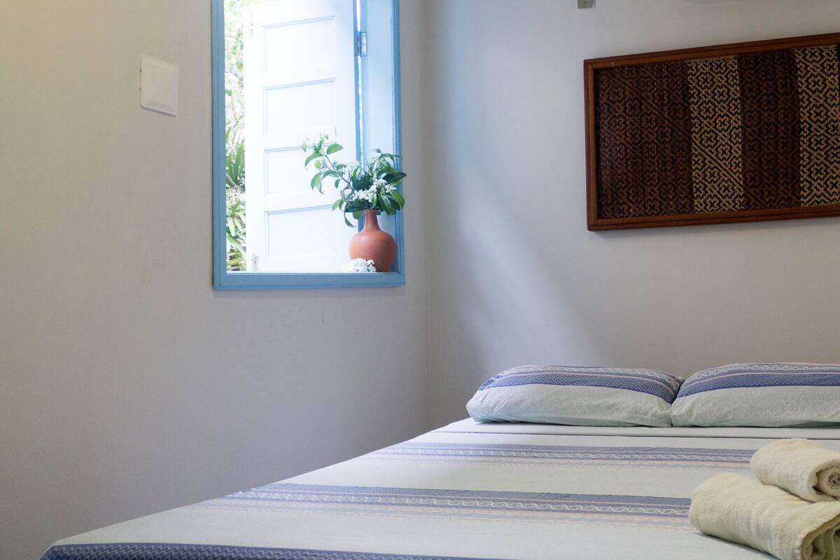 Quarto econômico | Ferros/tábuas de passar roupa, Wi-Fi de cortesia, roupa de cama