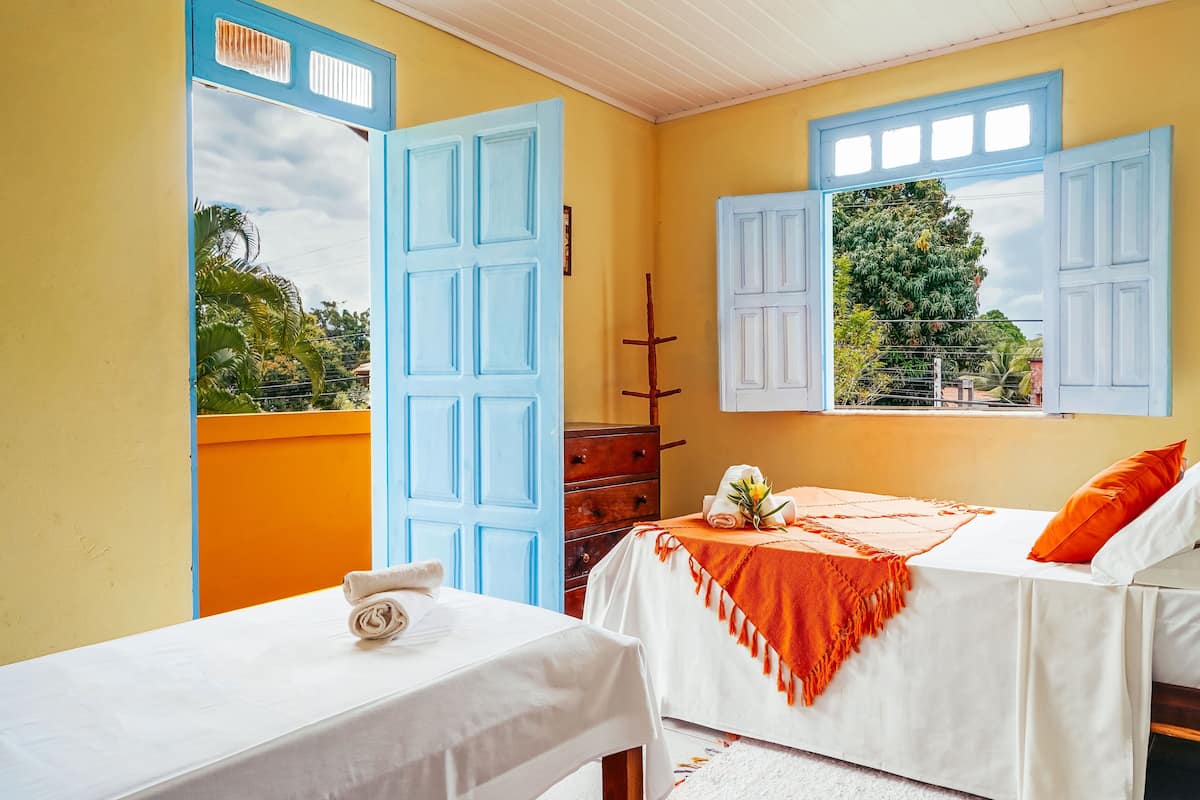 Driepersoonskamer, balkon | 1 slaapkamer, een strijkplank/strijkijzer, gratis wifi, beddengoed