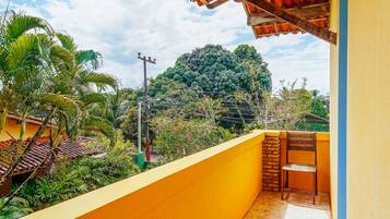 Kamar Triple, balkon | 1 kamar tidur, setrika/meja setrika, Wi-Fi gratis, dan seprai linen