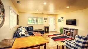 Living area - All New Remodeled Cottage (Three Rivers)