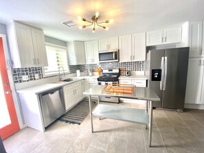 Four à micro-ondes, un four, surface de cuisson, lave-vaisselle