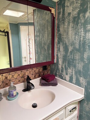 Combined shower/bathtub, hair dryer, towels, soap - Ranchito Paraiso: Artsy Farm Stay in the Desert (Benson)